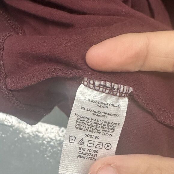 ANN TAYLOR FACTORY shirt Womens Size XS Solid Red Wine Minimalist 3/4 Sleeve Tee - Picture 3 of 5